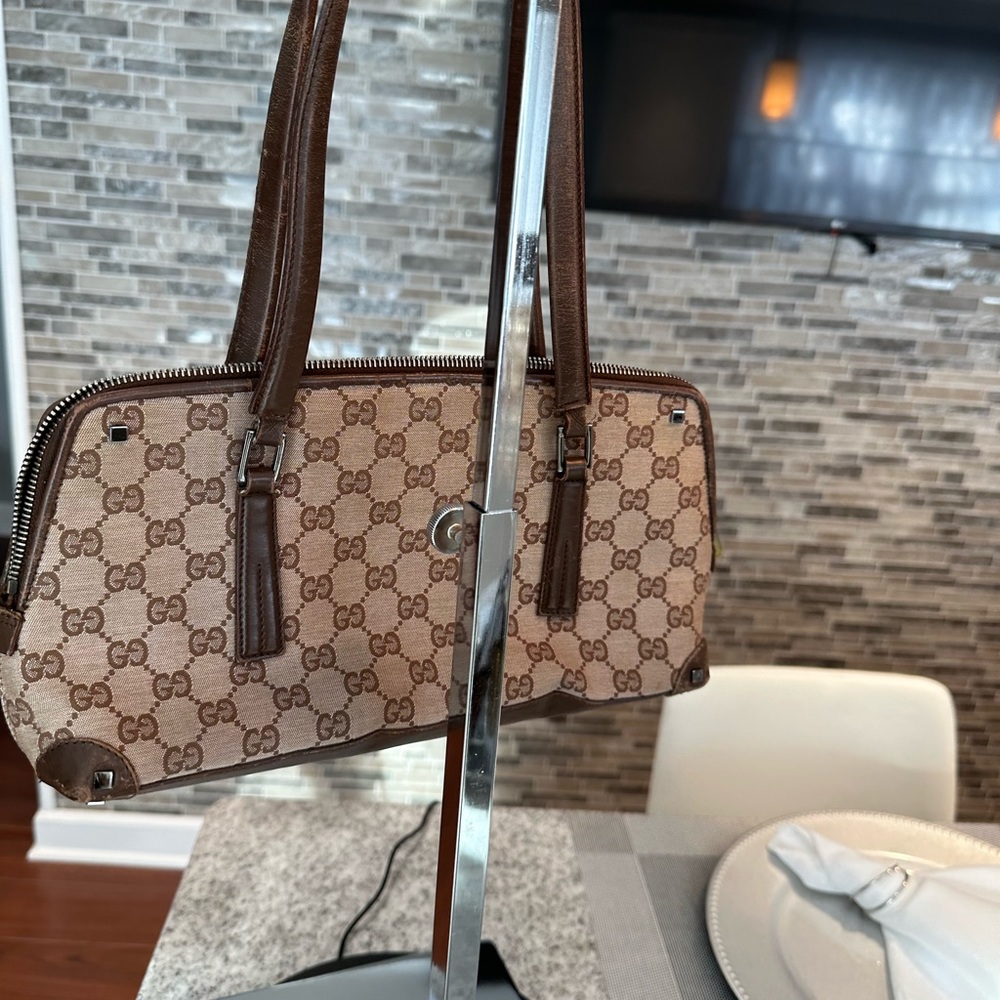 - Gucci preloved callouts strap stitching is loose